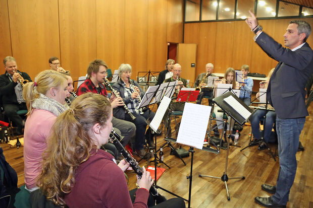 Seit Ende Oktober 2016 dirigiert Marc Westmeier bereits donnerstags bei den Proben im Bürgerhaus. FOTO: ANDREAS DUNKER