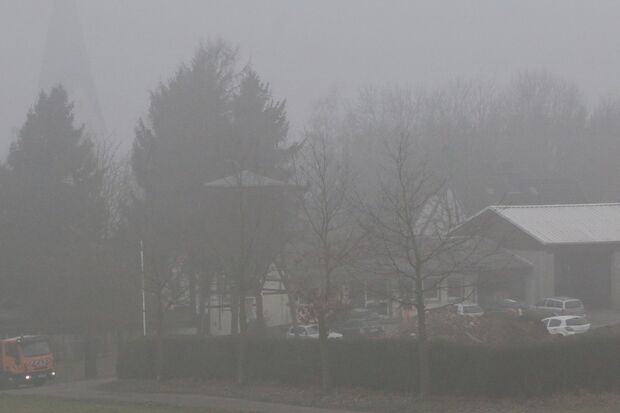 Dichter Nebel verhinderte in Wickede heute die Sicht auf die partielle Sonnenfinsternis. Hier ein Blick vom Haar-Feldweg auf Bauhof und katholische Kirche. FOTO: ANDREAS DUNKER