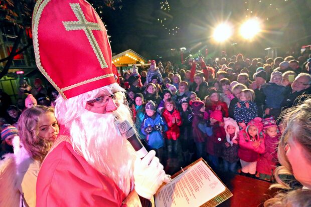 Der Nikolaus mit seinen Engeln am gestrigen Samstag auf dem Wickeder Weihnachtsmarkt FOTO: ANDREAS DUNKER
