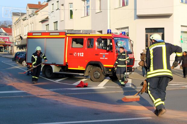 Feuerwehrmänner am Samstag beim Abstreuen einer Ölspur mit Bindemitteln FOTO: ANDREAS DUNKER