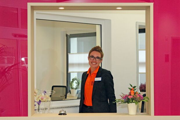 Sandra Wrondas an der neuen Pforte der Häuser St. Raphael FOTO: ANDREAS DUNKER