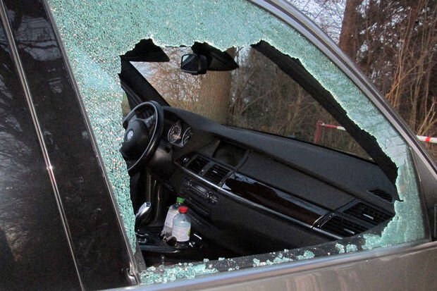 Eingeschlagene Autoscheibe FOTO: POLIZEI