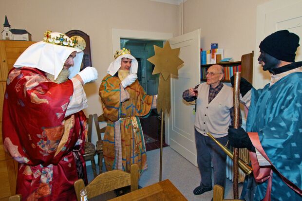 Ein Schnäpschen in Ehren, kann keiner verwehren! – Auch bei Pastor Peter Bornhoff mussten die Könige (hier Vater Martin Barylla mit Söhnen Daniel und Markus) erst einmal einen mittrinken. FOTO: ANDREAS DUNKER