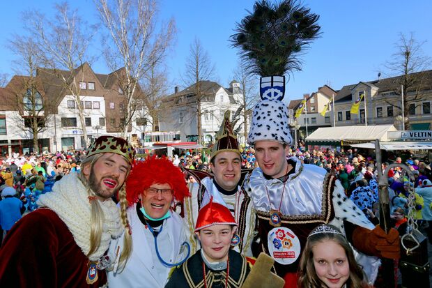 Das närrische Dreigestirn und das Kinderprinzenpaar übernahmen die Macht von Wickedes Bürgermeister „Doktor“ Martin Michalzik in Form des symbolischen Rathaus-Schlüssels FOTO: ANDREAS DUNKER