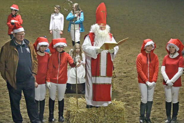 Reithallen-Chef Theo Arndt mit dem heiligen Nikolaus in Gestalt von Eugen Frankenberg sowie Kindern aus dem Reitverein FOTO: ANDREAS DUNKER