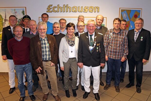 Die anwesenden Geehrten zusammen mit Vorstandsmitgliedern FOTO: ANDREAS DUNKER