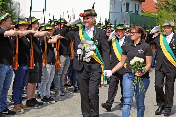 Ein letzter Vorbeimarsch des "alten" Königspaares Dietmar und Carinna Wrede an den Schützen FOTO: ANDREAS DUNKER