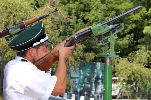 Jochen Kirchberg beim Vogelschießen FOTO: ANDREAS DUNKER
