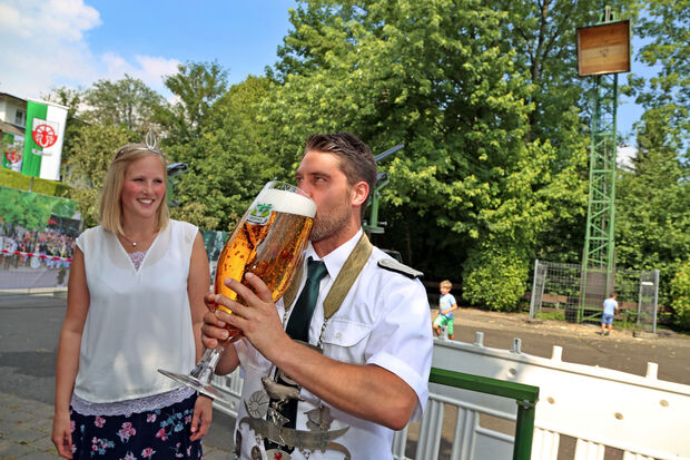 Auf die errungene Königswürde stößt Jochen Kirchberg erst einmal mit einem großen Glas kühlem Pils an. FOTO: ANDREAS DUNKER