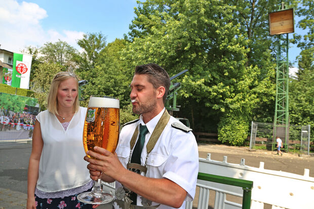 Auf die errungene Königswürde stößt Jochen Kirchberg erst einmal mit einem großen Glas kühlem Pils an. FOTO: ANDREAS DUNKER