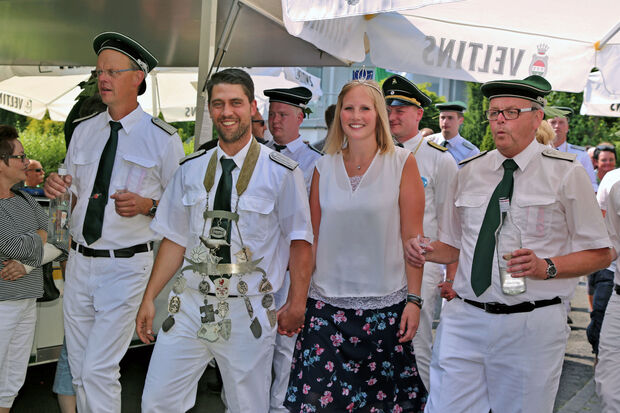 Das strahlende neue Schützenkönigspaar der St.-Johannes-Bruderschaft Wimbern nach der brauchtümlichen "Beerdigung" des alten Regentenpaares Max Korte und Kim Lobert – begleitet von den Schützenoffizieren Theo (links) und Franz (rechts) Knieper FOTO: ANDREAS DUNKER
