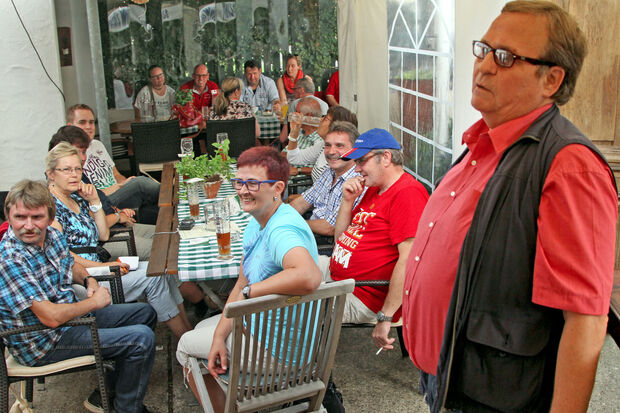 Wickedes SPD-Vorsitzender Helmut Bäcker (rechts) begrüßte zum Abschluss der jährlichen Ruhrpromenaden-Wanderung auch SPD-Politikerin Birgit Sippel (Mitte), die Mitglied im Europäischen Parlament ist. FOTO: ANDREAS DUNKER