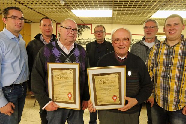 Geehrt für langjährige Mitgliedschaft: Daniel Luig (15 Jahre), Wolfgang Wrede (40 Jahre), Herbert Grote (60 Jahre), Michael Geudtner (40 Jahre), Jupp Volmer sen. (60 Jahre), Werner Scheiwe (40 Jahre) und Sebastian Hornkamp (20 Jahre) FOTO: ANDREAS DUNKER