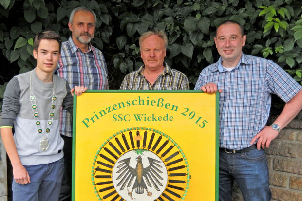 Der amtierende SSC-Prinz Patrick Röling, Geschäftsmann Thomas Velmer, "Vogelbauer" Wilhelm Hoffmann und SSC-Vorsitzender Hendrik Koerdt (von links) FOTO: SSC WICKEDE