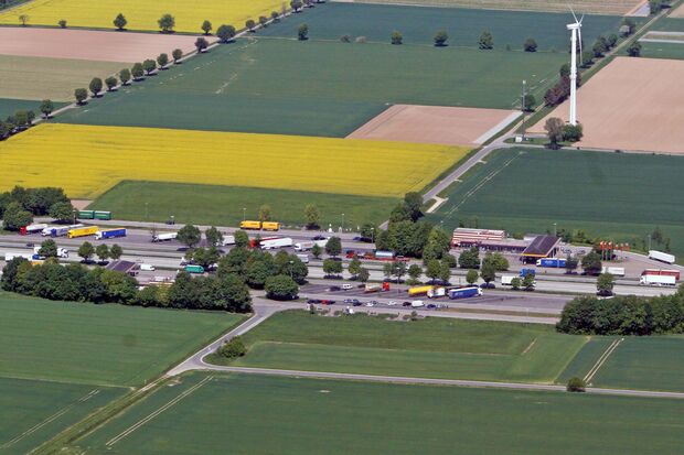 Die Tank- und Rastanlagen "Am Haarstrang" beiderseits der Autobahn 44 zwischen Büderich und Schlückingen  LUFTBILD: ANDREAS DUNKER / NRW-IMAGE.DE