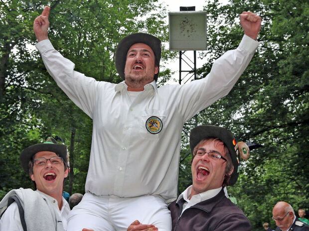 Der neue Wickeder Jungschützenkönig Dennis Theill auf den Schultern von Sören Schellhoff (links) und Matthias Meißner (rechts) FOTO: ANDREAS DUNKER
