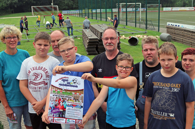 Präsentieren das Plakat für das integrative Jugend- und Fußball-Wochende: Anne Heite, Franz-Josef – genannt „Fente“ Baum, Franky Vranken sowie Daniel und Doreen Breer (hintere Reihe, von links) mit Kindern FOTO: ANDREAS DUNKER 