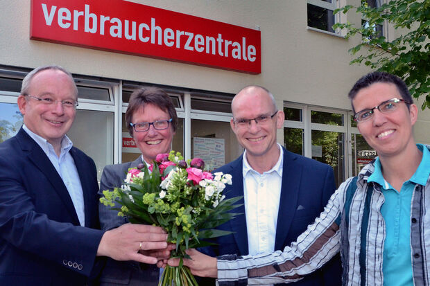 Wachwechsel bei der Verbraucherzentrale im Kreis Soest: Kreis-Dezernent Ralf Hellermann verabschiedete jetzt die bisherige Leiterin Hildegard Becker, die sich beruflich neu orientiert, und begrüßte Holger Okken, der die Stelle ab 1. Juli 2016 übernimmt. Alles Gute wünschte den beiden auch Dr. Marle Kopf in ihrer Funktion als Regionalleiterin der Verbraucherzentrale (von links). FOTO: WILHELM MÜSCHENBORN / KREIS SOEST