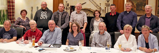 Vereinsring-Sitzung mit Termin-Absprache der Veranstaltungen für das Dorf Echthausen unter Leitung von Ortsvorsteher Rainer Belz (sitzend, dritter von links) im Gasthaus Schulte FOTO: ANDREAS DUNKER