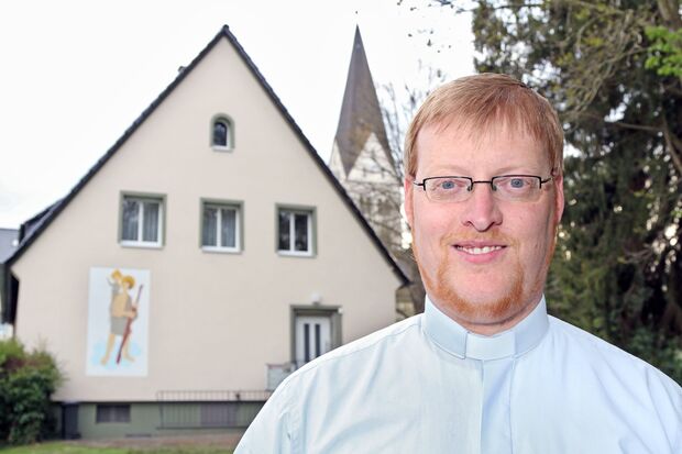Vikar Alexander Plümpe vor der Vikarie – dem Wohnhaus des Priesters – mit der katholischen St.-Antonius-Kirche im Hintergrund ARCHIVFOTO: ANDREAS DUNKER