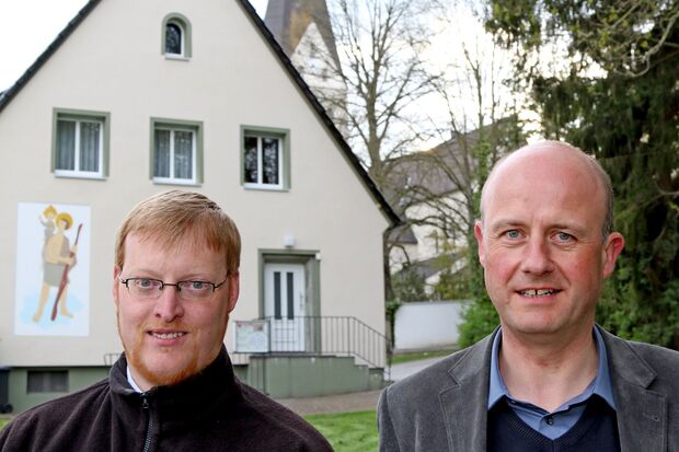 Vikar Alexander Plümpe (links) und Pfarradministrator Thomas Metten (rechts) vor Vikarie und St.-Antonius-Kirche FOTO: ANDREAS DUNKER