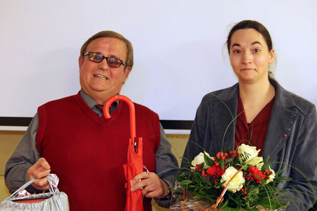 Der alte SPD-Vorsitzende Helmut Bäcker (65) und seine Nachfolgerin Inga Westermann (35) FOTO: ANDREAS DUNKER