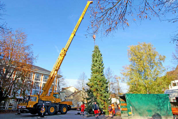 Aufstellen des großen Weihnachtsbaumes auf dem Wickeder Marktplatz mittels eines Schwerlastkranes FOTO: ANDREAS DUNKER