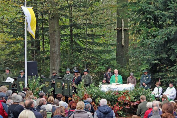 Traditionelle "Hubertus-Messe" im Rahmen eines Freiluf-Gottesdienstes im "Wildwald" in Voßwinkel ARCHIVFOTOS: ANDREAS DUNKER