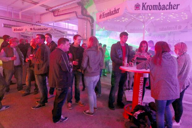 Gäste in der "Großraumdisco" im Gerätehaus der Wickeder Feuerwehr FOTO: ANDREAS DUNKER