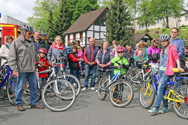 Start der CDU-Radtour am Feuerwehr-Gerätehaus FOTO: ANDREAS DUNKER