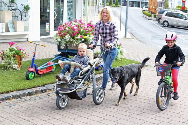 Die ersten Besucher von "Wickede blüht": Familie Heckmann mit Hund heute Morgen nach dem Brötchen-Einkauf. FOTO: ANDREAS DUNKER