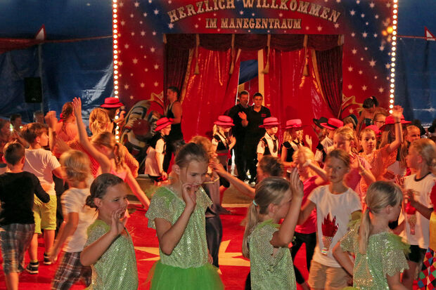 Zirkus-Direktorin Ann-Katrin Bichlmaier mit Kindern beim Finale FOTO: ANDREAS DUNKER