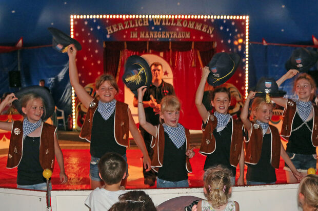 Die "Cow-Girls" boten eine "Western-Show" mit Lasso-Drehen. FOTO: ANDREAS DUNKER