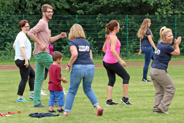 Zumba-Tanz auf der Wiese: Auch Karnevals-Jungfrau "Olivia" (Oliver Thiele) vom närrischen Dreigestirn machte dabei gekonnt mit. FOTO: ANDREAS DUNKER