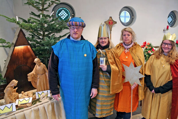 Die Sternsinger, die bereits am Heiligen-Drei-Königstag (6. Januar) auszogen (von links); Vikar Alexander Plümpe und Gemeindereferentin Annette Albrecht sowie Sabine Hengst und Sophia Spieth in der Kapelle des St.-Josef-Altenheims FOTO: ANDREAS DUNKER
