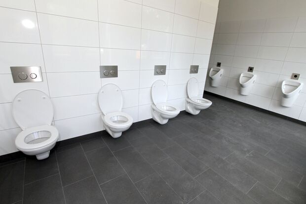Ungewohnter Anblick: Noch sind die Toiletten ohne Kabinen. FOTO: ANDREAS DUNKER