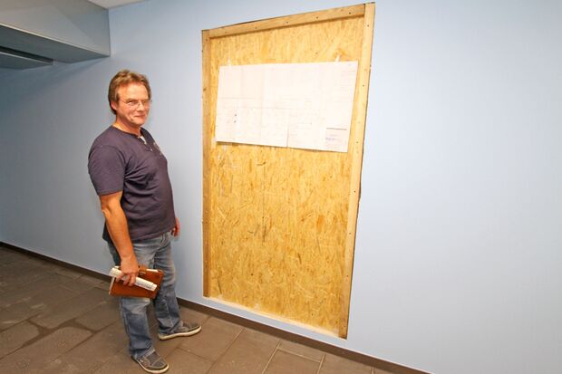 Bauamtsmitarbeiter Frank Knop vor dem verbretterten Schacht für den neuen Aufzug, der erst 2016 kommen soll. FOTO: ANDREAS DUNKER