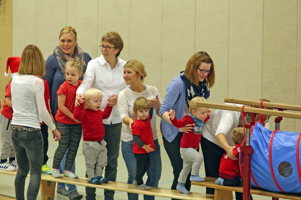 Spielerische Gleichgewichtsübungen auf dem Parcours in der Gerken-Sporthalle FOTO: ANDREAS DUNKER