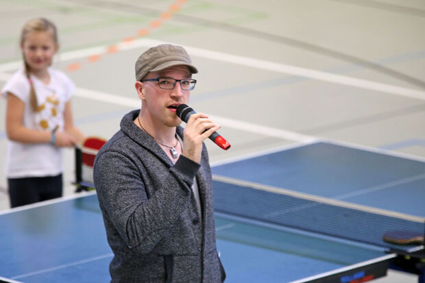 Daniel Lortie als Fachwart der Tischtennis-Abteilung erklärte, dass ein Tischtennisball nur wenige Gramm wiege aber eine Geschwindigkeit von bis zu 180 Stundenkilometer beim Spiel erreichen könne. FOTO: ANDREAS DUNKER