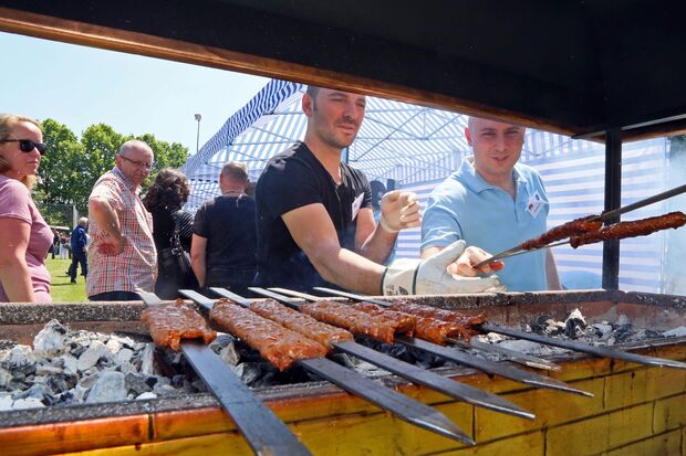 Über der glühenden Kohle gegart: Spieße mit würzigem Hackfleisch FOTO: ANDREAS DUNKER