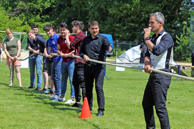 Moderator Ugur Ayverdi (rechts) und Kenan Inanli (2. von rechts), der Vorsitzende des türkischen Kulturvereins in Wickede FOTO: ANDREAS DUNKER