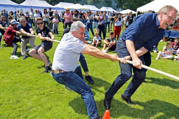 Bürgermeister Dr. Martin Michalzik, Murat Güneser und weitere Wickeder beim gemeinsamen Tauziehen FOTO: ANDREAS DUNKER