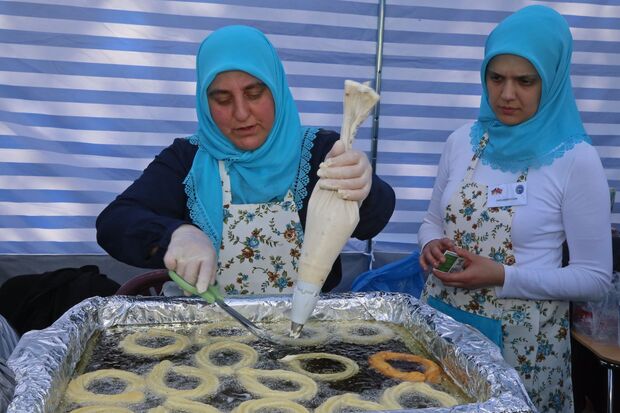 Herstellung von heißem Ölgebäck durch türkischstämmige Köchinnen FOTO: ANDREAS DUNKER