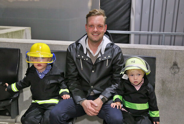 Hillebrand-Chemicals-Geschäftsführer Ernst Gregor Hillebrand mit seinen zwei Söhnen, die zur Beobachtung der Feuerwehr-Übung stilecht in ihre Karnevalskostüme geschlüpft waren. FOTO: ANDREAS DUNKER