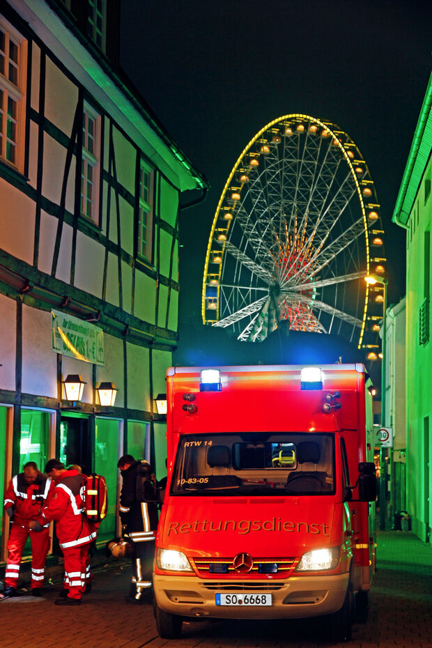 Rettungswagen im Einsatz auf der Allerheiligenkirmes in Soest ARCHIVFOTO: ANDREAS DUNKER